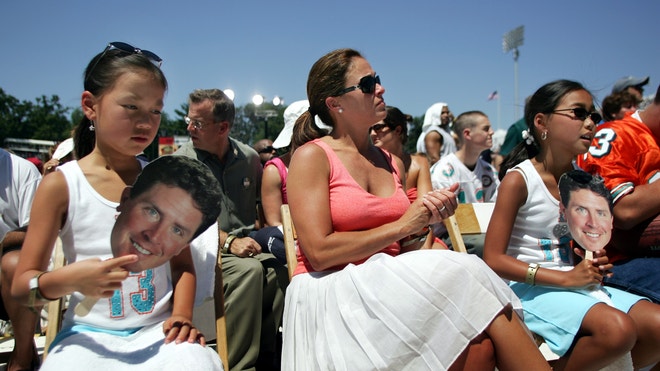 dan marino family hallf of fame 2005 reuters.JPG